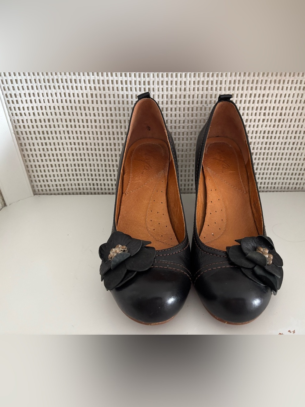 Naya Black Leather Flower Accent Pumps - Sz 8-1/2 - Like New - Picture 2 of 9